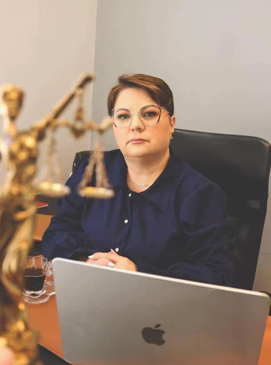 Retrato profissional da Dra. Fernanda Guarino em seu escritório